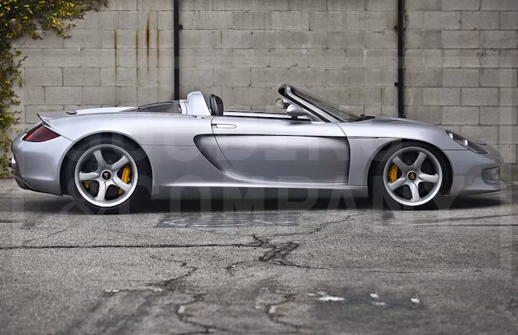 Năm 2000, đã có 2 chiếc Carrera GT bản thử nghiệm được Porsche chế tạo. Trong đó, một chiếc đã được tay lái thử của hãng là Walter Röhrl lái từ Champs-Élysées vào 6 giờ sáng ngày 28/9/2000 tới trưng bày tại triển lãm Paris. Chiếc xe mà các bạn đang thấy chính là chiếc này.