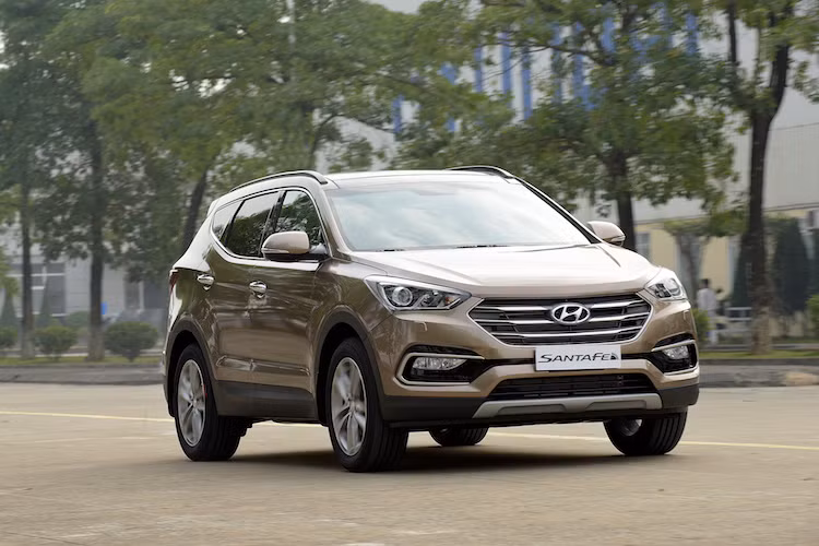 Phiên bản máy xăng - động cơ 2.4L Thera II MPI cho công suất cực đại 176 mã lực và mô-men xoắn cực đại 227Nm. Phiên bản động cơ Diesel 2.2L CRDi với turbo tăng áp điều khiển điện tử eVGT được cải tiến sản sinh công suất 202 mã lực cùng mô-men xoắn cực đại 441Nm.