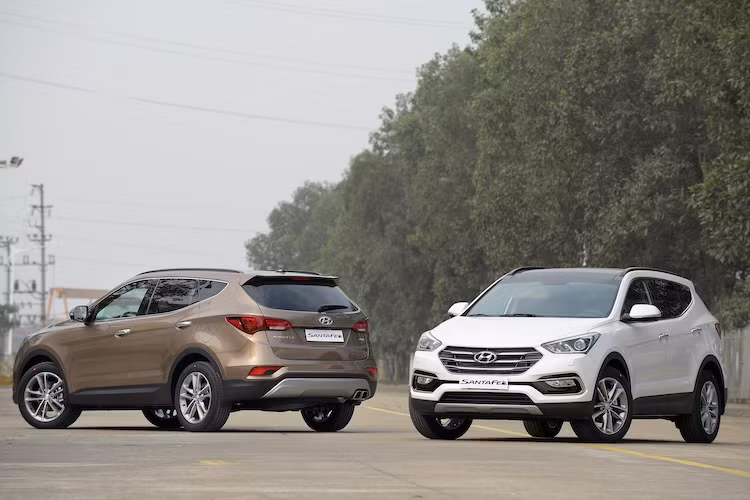 Thuộc phiên bản nâng cấp của thế hệ SantaFe hiện tại, Hyundai SantaFe 2016 mới chỉ được ra mắt thị trường Mỹ và Hàn Quốc vào năm ngoái. Chỉ sau một thời gian ngắn, phiên bản mới này đã được Hyundai Thành Công lắp ráp và phân phối tại Việt Nam.