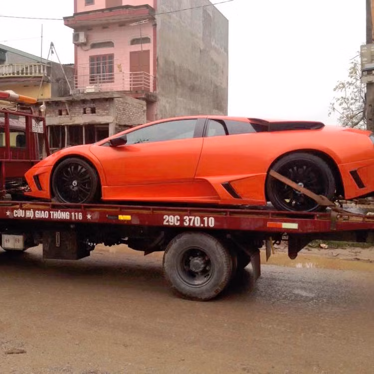 Không chỉ nổi bật bởi màu cam "chói lọi", chiếc Murcielago LP640 này còn đặc biệt hơn những chiếc khác tại Việt Nam nhờ có bộ mâm độ màu đen độc đáo.