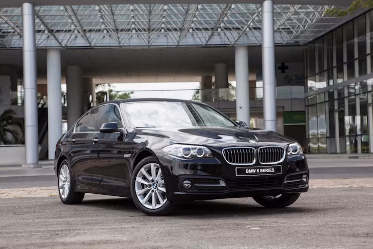 Với phiên bản BMW 520i Special Edition mới nhất, có vẻ như BMW vẫn đang muốn hướng tới việc tung ra các dòng xe với dung tích nhỏ để "đối phó" với mức thuế đánh vào các động cơ lớn cao hơn. Được biết phiên bản này sẽ chỉ dành riêng cho thị trường Việt Nam.