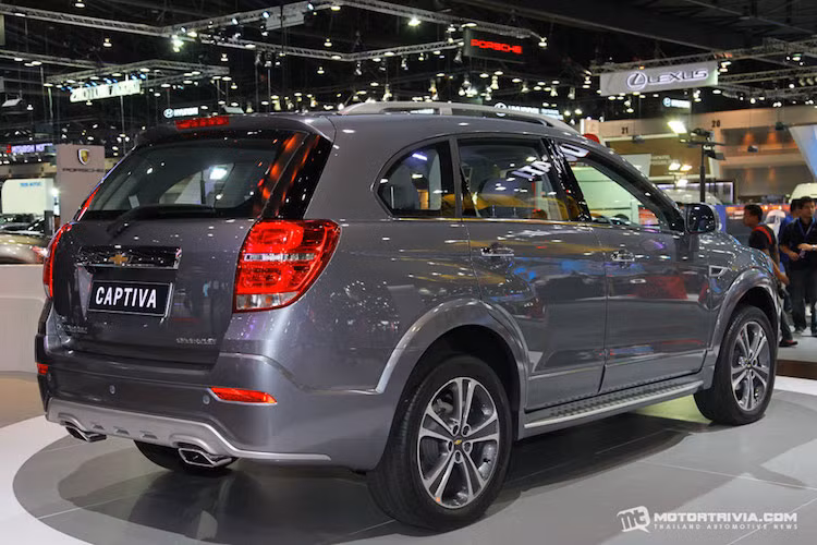 Captiva Revv cũng sở hữu nhiều trang bị an toàn như hệ thống cảnh báo điểm mù, cảnh báo phương tiện di chuyển ngang khi lùi xe, cảnh báo va chạm, camera lùi, hỗ trợ xuống dốc, cân bằng điện tử (ESC), chống bó cứng phanh (ABS), chống trượt (TCS), phân phối lực phanh điện tử (EBD), phanh tay điện tử (EPB), treo sau cân bằng tự động và 6 túi khí.
