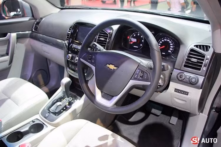 Điểm dễ dàng nhận biết nhất trong nội thất của Captiva Revv đó là vô-lăng 3 chấu mới tích hợp các nút điều khiển âm thanh rảnh tay. Dàn lạnh cũng được nâng cấp với hệ thống điều khiển điều hòa tự động hai vùng có chức năng tạo ion (HVAC)