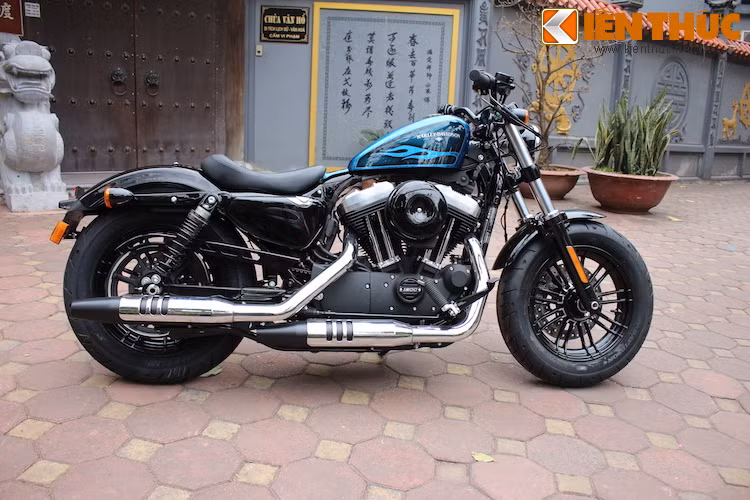 Về tổng thể, "phom" cổ điển lấy cảm hứng từ những mẫu Harley-Davidson những năm 1948 của Forty-Eight không thay đổi so với các phiên bản cũ.