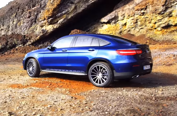 Trong khi đó ở Mỹ, chiếc xe sẽ chỉ có 2 bản chạy xăng là GLC 300 4MATIC và GLC 43 AMG 4MATIC - bản GLC 300 4MATIC có động cơ tăng áp 4 xi-lanh (241 mã lực/340 Nm), trong khi bản thể thao GLC 43 AMG có máy V6 tăng áp kép 362 mã lực. Các phiên bản này cũng sẽ có mặt ở châu Âu.