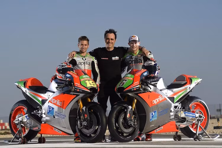 Khi thử nghiệm Aprilia RS-GP 2016 lần đầu tại Qatar, Bradl đã đứng ở vị trí thứ 19 và kém Jorge Lorenzo khoảng 2,614 điểm. Trong khi đó, Bautista đã gặp trục trặc ở hệ thống điện và phải bỏ cuộc khi mới chạy được 16 vòng.