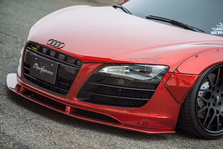 Với gói widebody Liberty Walk mới nhất, toàn bộ phần cản trước nguyên bản của R8 vẫn được giữ lại. Tuy nhiên để cải thiện khả năng khí động học, Liberty Walk đã lắp cho chiếc xe một cánh khuếch tán không khí dưới cản trước.