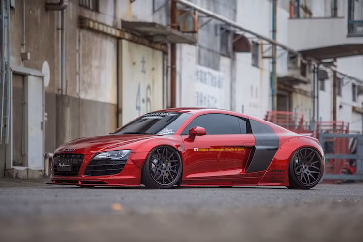 Liberty Walk là một tên tuổi không còn xa lạ với dân chơi xe với các gói widebody cho siêu xe. Trước siêu xe Audi R8 thế hệ cũ, hãng độ Nhật này cũng đã tung ra hàng loạt các gói widebody cho nhiều dòng siêu xe khác nhau như Ferrari 458, Lamborghini Murcielago...