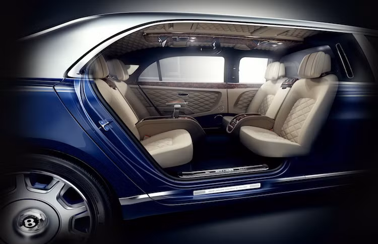 Tuy nhiên với trục cơ sở siêu dài, chiếc xe đã có khoang hành khách "VIP" phia sau cực rộng rãi, đủ để bố trí 2 hàng ghế sau đối mặt với nhau.
