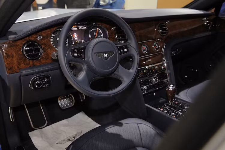 Ở hàng ghế trước, nội thất của Mulsanne Grand Limousine không có gì khác biệt so với các phiên bản thường.