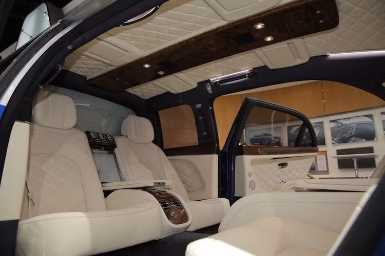 Với Mulsanne Grand Limousine, lần đầu tiên Bentley cũng đã trang bị cho xe kính đổi màu ngăn cách giữa khoang hành khách và người lái, Xe sở hữu những trang bị xa hoa như những chi tiết ốp gỗ thủ công, iPad, hệ thống điều hòa mới hay tủ lạnh đựng rượu champaigne ở giữa hai hàng ghế sau.
