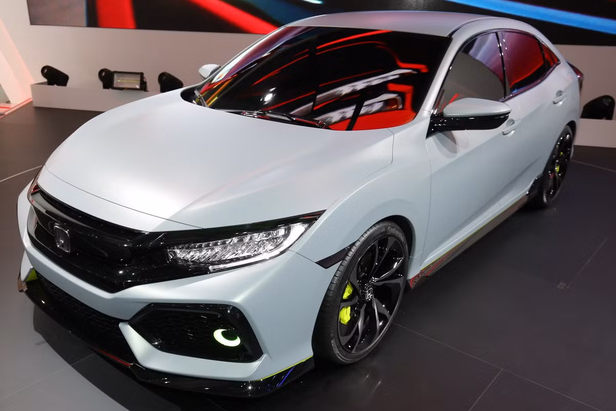 Dựa trên thế hệ Civic thứ 10 mới nhất, Honda Civic Hatchback sở hữu thiết kế rất thể thao và hấp dẫn với những đường nét sắc cạnh và những chi tiết hiện đại như đèn pha LED và đèn chiếu sáng ban ngày.