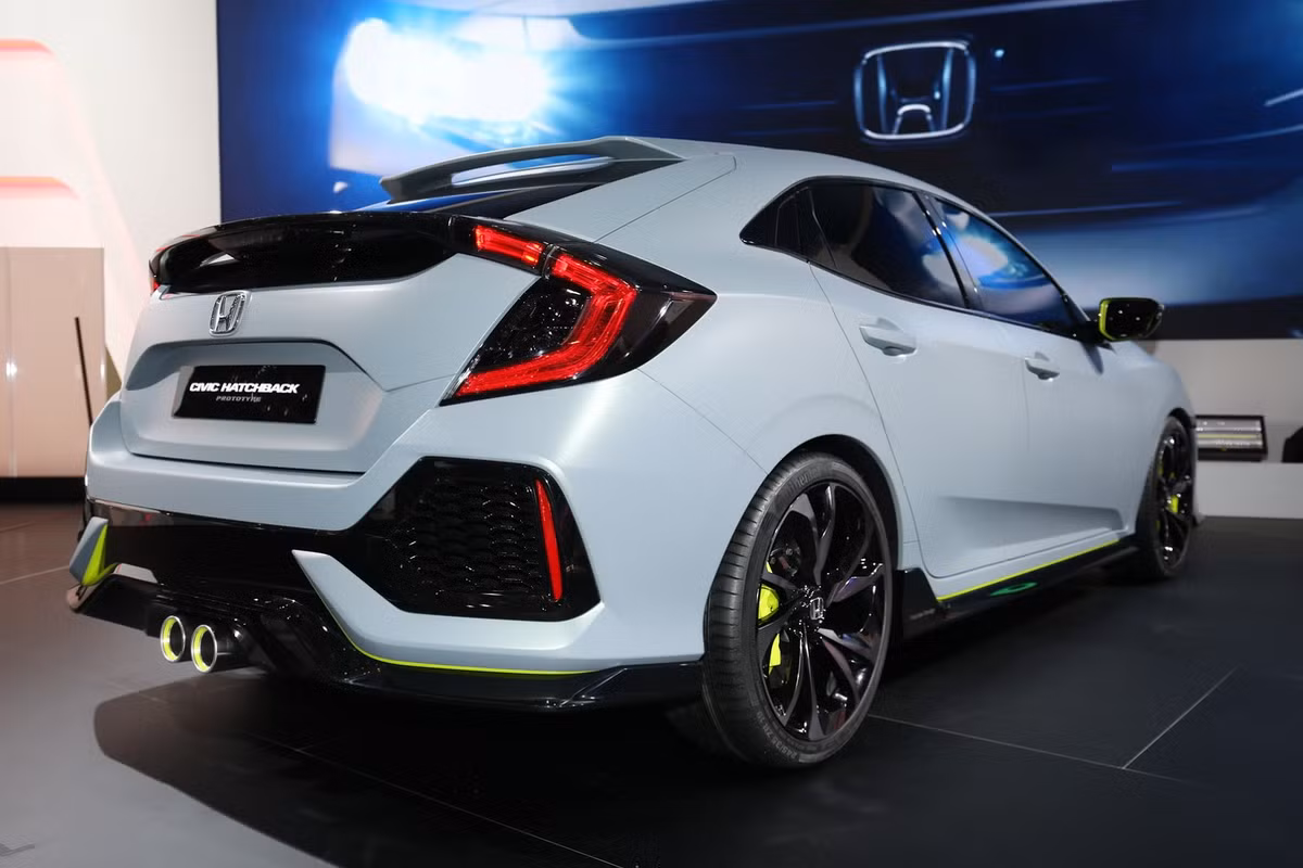 Cũng có thiết kế cong dần về phía sau như Civic sedan, nhưng Civic Hatchback có vòm mui chạy tới hết đuôi xe và được trang bị cửa sau để dễ dàng chất dỡ hành lý hơn.