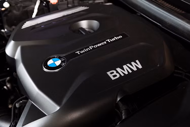 Dù chỉ có động cơ 2l 4 xi-lanh thẳng hàng nhưng do sử dụng công nghệ tăng áp TwinPower Turbo, 730Li vẫn có công suất tối đa lên tới 258 mã lực và mô-men xoắn cực đại 400 Nm.