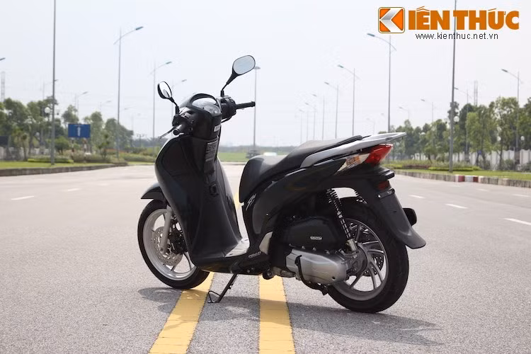 Đuôi của SH được vuốt thon nhọn về phía sau thanh thoát hơn hẳn so với Medley. Mâm sau của xe có đường kính 16 inch thể thao hơn hẳn so với Medley. Tuy nhiên SH chỉ được trang bị phanh đĩa sau không ABS.