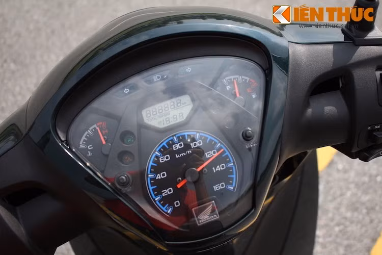 Cũng có đầy đủ các chức năng như Medley nhưng đồng hồ của SH được thiết kế dạng hình thang ngược.