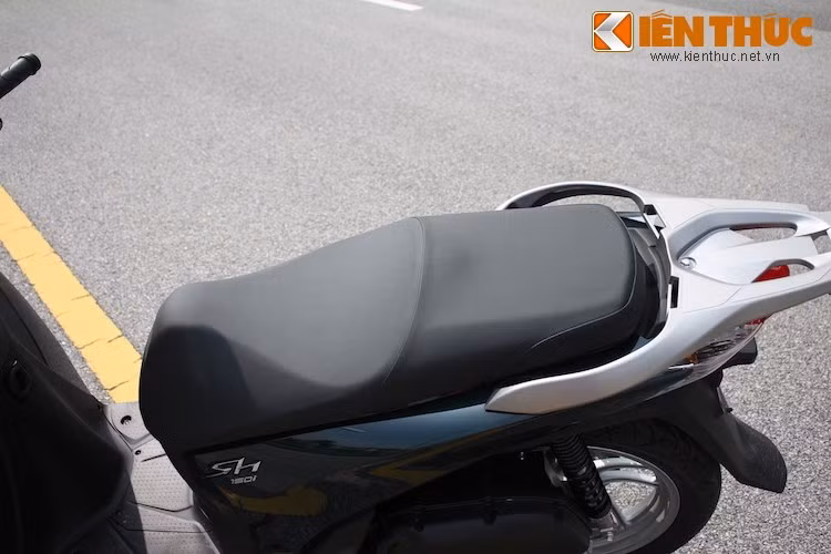 Bình xăng của SH được bố trí ở dưới yên, khiến sàn xe hoàn toàn rộng, phẳng. Trong khi đó, Medley có bình xăng nằm chính giữa sàn xe, không phải mở yên để đổ xăng nhưng lại buộc người dùng phải cúi xuống mở nắp.
