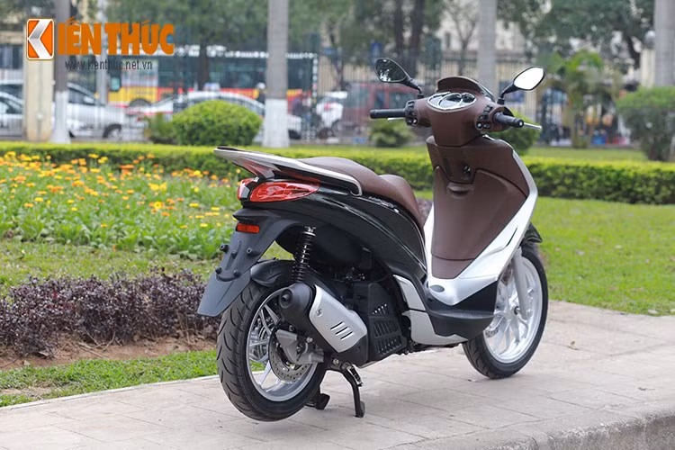 Đều có dáng vuốt thon về phía sau nhưng đuôi của Medley không thanh thoát bằng SH và bị "chém cụt" ở đèn hậu. Đèn hậu của xe có thiết kế khá độc đáo khi được tách làm 2 phần. Mâm sau của Medley chỉ có kích thước 14 inch, nhưng cũng được trang bị phanh ABS. Như vậy, Medley là mẫu xe tay ga phổ thông đầu tiên ở VN có ABS cho cả 2 bánh.