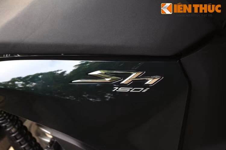 Trong khi đó, phiên bản SH 125i có giá rẻ hơn hẳn Medley: 66,99 triệu. Phiên bản SH150i có giá 80,99 triệu. Như vậy, mẫu xe của Honda có lợi thế về giá bán và kiểu dáng so với Medley, trong khi Medley lại được trang bị nhiều công nghệ hơn. Quyền lựa chọn chiếc xe nào có lẽ phải phụ thuộc vào nhu cầu của từng khách hàng.