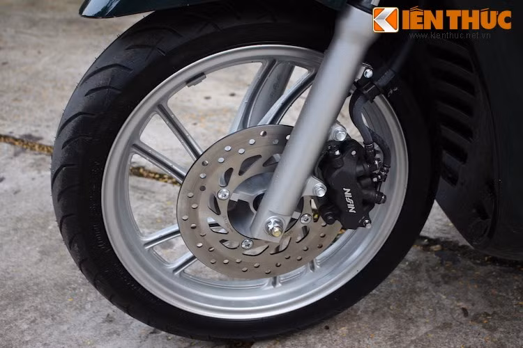 Cũng có đường kính 14 inch nhưng mâm của SH có thiết kế 5 cánh kép xoắn đã quen thuộc. Xe được trang bị phanh đĩa trước với heo Nissin 3 pis nhưng không có hệ thống ABS. Mặc dù vậy, khi phanh gấp ở tốc độ trên 40km/h, xe không hề có hiện tượng giật hay trượt bánh.