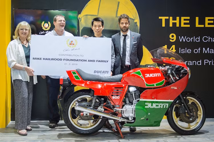 Màu sơn đỏ-xanh lá của chiếc xe được mô phỏng theo chiếc xe đua Ducati 900SS từng được Mike Hailwood dùng trong giải đua nguy hiểm nhất Thế giới Isle of Man TT vào năm 1978.