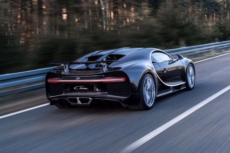 Trong quá trình phát triển chiếc xe, Bugatti đã thử nghiệm Chiron 300 giờ trong hầm gió khí động học, 482.803 km ở các điều kiện khác nhau và thay tới 200 bộ lốp. Hãng thậm chí còn phải thiết kế ra hệ thống thử nghiệm mới cho động cơ W16 do công suất quá lớn của nó khiến bất kỳ hệ thống bình thường nào hiện nay đều bị hỏng.