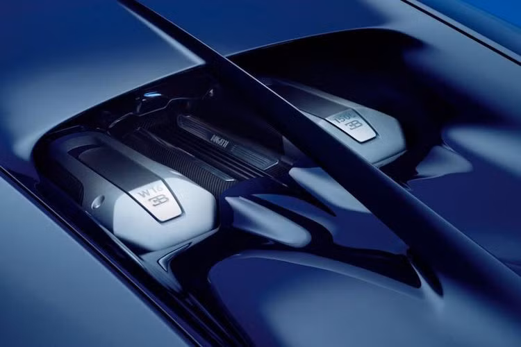 Giống như Veyron, Chiron có tổng cộng 10 dàn tản nhiệt, được kết nối với nhau thành một hệ thống làm mát tuần hoàn. Cứ mỗi 3 giây lại có một lượng nước 37l được bơm xung quanh hệ thống này. Như vậy, mỗi phút động cơ hoạt động sẽ có 800 lít nước làm mát liên tục tuần hoàn.
