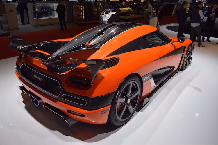Ở phía sau, Agera Final One of 1 cũng có cánh đuôi bằng sợi carbon gắn trực tiếp trên nắp máy, khe hút gió phía trên và logo đặc biệt được dập trên ống xả titan.
