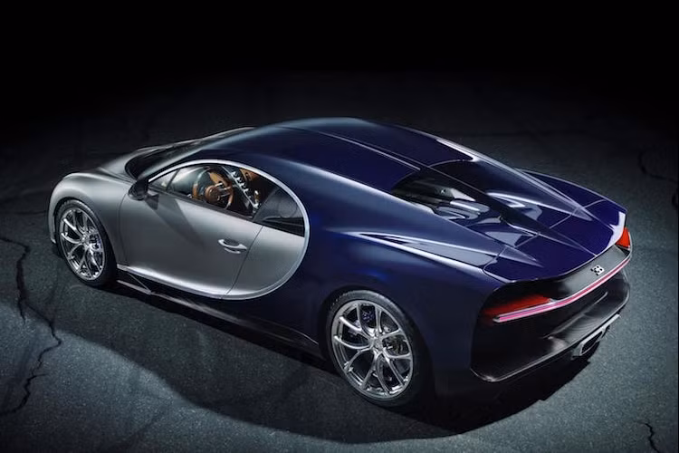 Tuy nhiên so với Vision Gran Turismo, Chiron phiên bản sản xuất hàng loạt có thân xe bớt "dữ dằn" hơn do không còn hàng loạt các chi tiết từ xe đua. Chạy dọc thân xe là một đường gân lấy cảm hứng từ chiếc Bugatti 57 Atlantic cổ, trong khi đường vòm chữ C hai bên thân xe đã trở thành "điểm nhận diện" của những chiếc Bugatti hiện đại.