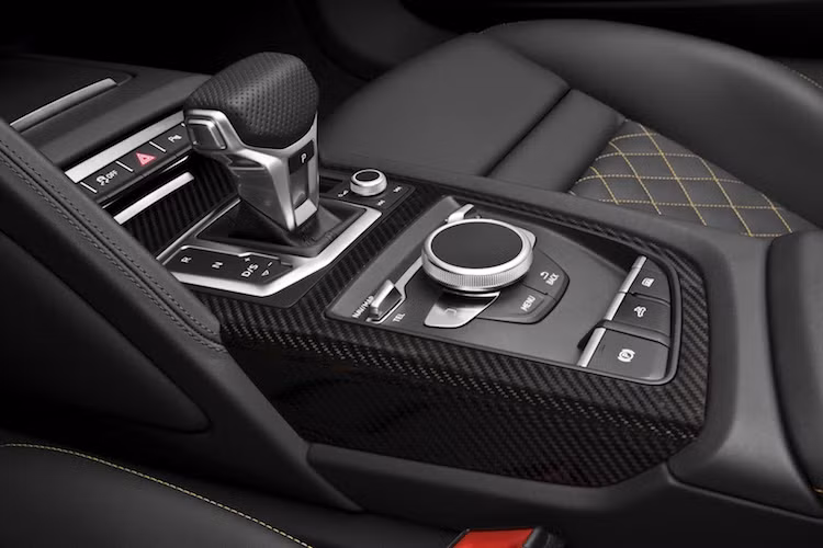 Đương nhiên, với bộ mui xếp mới, R8 Spyder sẽ có thêm một nút bấm đóng mở mui trên bệ điều khiển trung tâm bằng sợi carbon.