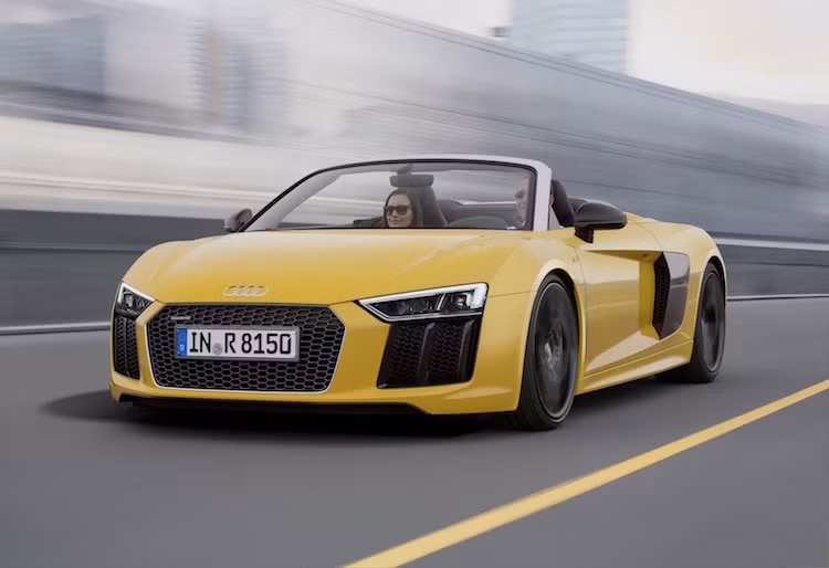 R8 V10 Spyder mới có khả năng tăng tốc từ 0-100 km/h chỉ trong 3,6 giâu và đạt tốc độ tối đa 318 km/h - không thua kém nhiều so với phiên bản R8 coupe.