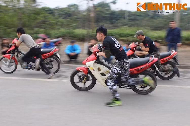 Tuy nhiên, hấp dẫn và kịch tính nhất là trò chơi đua drag đầy tốc độ, khi những "tay đua" sẽ phải nhanh chóng "phóng" chiếc xe của mình về đích bằng cách... dắt bộ.
