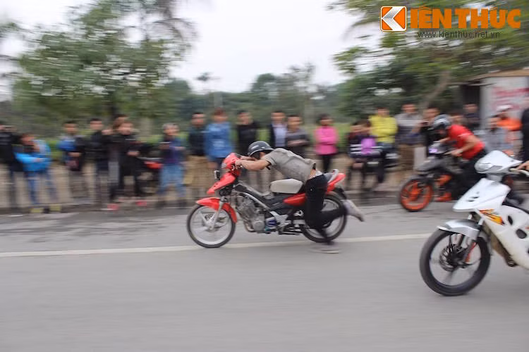 Dù không đạt tốc độ như các cuộc đua drag thực sự, nhưng trò chơi này vẫn đầy kịch tính, được các khán giả cổ vũ nhiệt tình và trên hết - đảm bảo an toàn cho bản thân người tham gia và những người xung quanh.