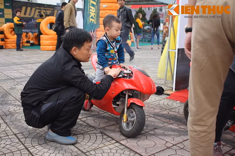 Ngay cả những cô nhóc, cậu nhóc cũng có thể "hòa mình" vào không khí lễ hội Motul Stunt Fest với những chiếc xe máy mini. Đây là một dịp tốt để các biker đã trở thành bố mẹ truyền tiếp niềm đam mê tới những đứa con của mình!