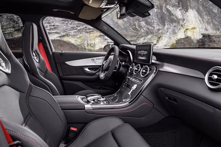 Ở bên trong nội thất, Mercedes đã trang bị cho xe các chi tiết ốp nhôm và sợi carbon cá tính. Hàng ghế trước cũng được thay bằng loại ghế thể thao cùng với các dây an toàn trong khoang xe có màu đỏ nổi bật.