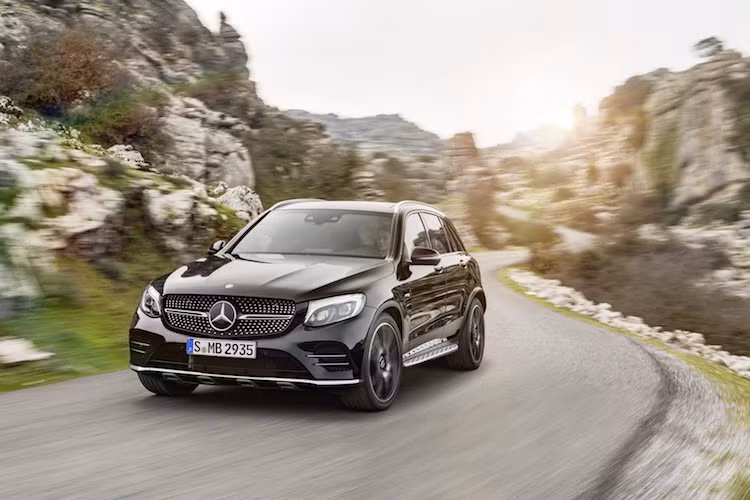 Tương tự như phiên bản C43 AMG trước đó, trong khoang máy của GLC 43 AMG là khối động cơ 3l V6 tăng áp kép với công suất tối đa lên tới 362 mã lực và mô-men xoắn cực đại 520 Nm.