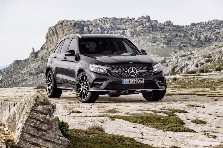 Kể từ khi coi dòng AMG Sport trở thành những chiếc xe thể thao AMG thực thụ, Mercedes đã tung ra một loạt các phiên bản thể thao 43 AMG thuộc các dòng C-Class và E-Class. Tới nay, hãng đã lại tiếp tục tung ra phiên bản Mercedes GLC 43 AMG mới nhất, dựa trên dòng crossover GLC-Class hoàn toàn mới.