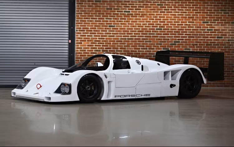 Một chiếc xe đua Porsche 962C phiên bản thử nghiệm, nổi bật với màu sơn trắng "tinh khôi" và hoàn toàn không dán decal hay có bất kỳ bộ "tem đấu" nào. Những chiếc xe đua thử nghiệm dạng này thường được hãng xe tiêu hủy sau quá trình thử, nhưng Seinfeld đã có thể mua được một chiếc. Với giá 1,65 triệu USD, chiếc xe này có thể coi là một "món hời".