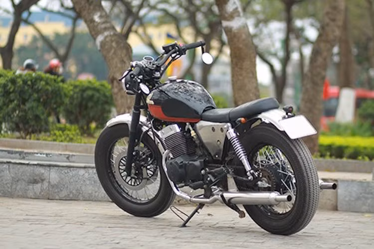 Để có thể "dựng" dáng cruiser của Rebel lên thành dáng cổ điển, phần khung phía sau đã được thay đổi ít nhiều. Ở hai bên thân, một cặp nắp che bằng inox khiến ắc quy cùng hệ thống điện được giấu kín.