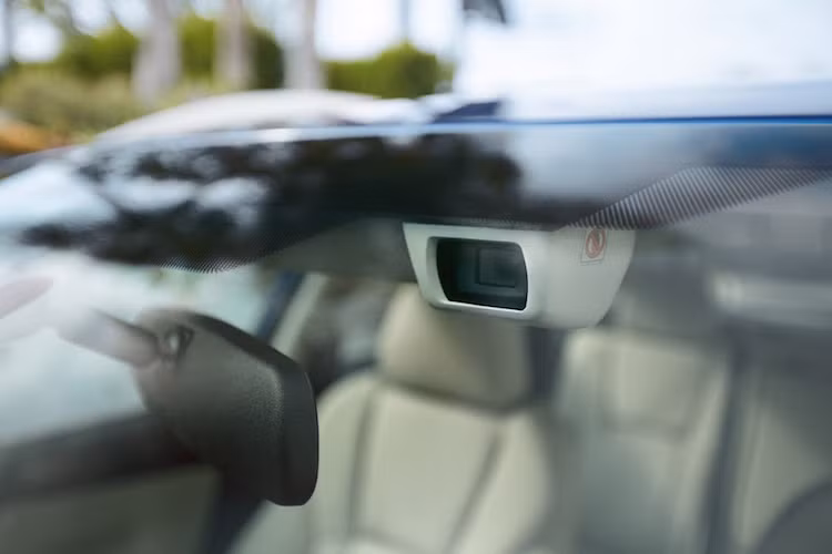 Gói các hệ thống hỗ trợ người lái EyeSight của Subaru, bao gồm các tính năng như phanh khẩn cấp tránh va chạm, cảnh báo chuyển làn và giữ ga tự động thông minh vẫn sẽ xuất hiện trên Impreza, cùng với hệ thống chẩn đoán và theo dõi tình trạng hoạt động của xe Starlink.