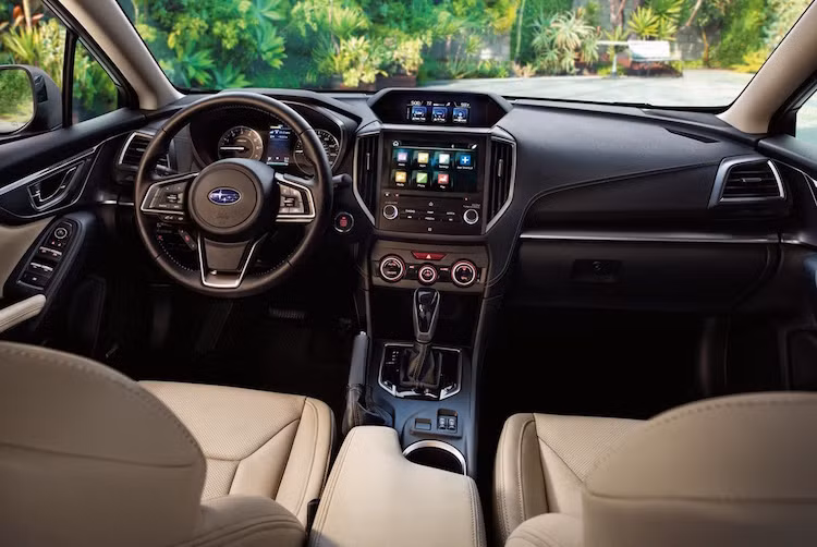 So với phiên bản cũ, Impreza có nội thất được thiết kế với vẻ cao cấp hơn nhờ có các chi tiết đẹp mắt cùng hệ thống thông tin giải trí với màn hình lớn trên bảng điều khiển trung tâm. Cũng giống như chiếc Levorg, phía trên bảng táp-lô là một màn hình hiển thị đa thông tin nhỏ khác.