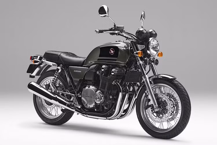 Trong khi đó, chiếc CB1100EX cổ điển với bánh căm cũng có màu sơn xanh đá ánh kim mới đầy "nhã nhặn". Ngoài ra, động cơ của chiếc xe cũng được sơn đen trừ bưởng máy đánh bóng.