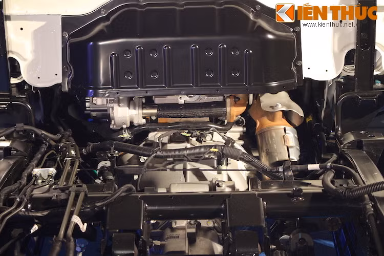 Phiên bản cao cấp hơn có động cơ mạnh nhất phân khúc Diesel 2.5L CRDi tăng áp, cho công suất tối đa là 130 mã lực tại 3.000 vòng/phút cùng Momen xoắn cực đại 255 Nm tại 1.500 – 3.500 vòng/phút đi kèm hộp số sàn 6 cấp.