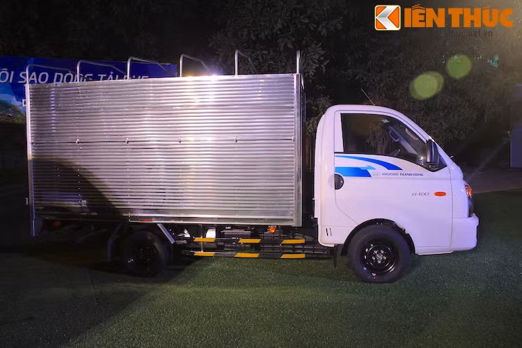 Cuối cùng, khách hàng sẽ phải trả thêm 24,45 triệu đồng để sở hữu Porter H100 với thùng mui phủ bạt.