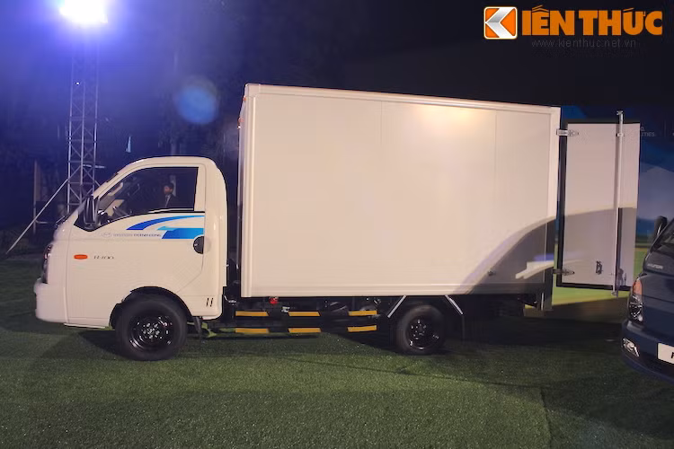 Tùy chọn thùng kín composite có giá đắt nhất, lên lưới 31,75 triệu đồng.