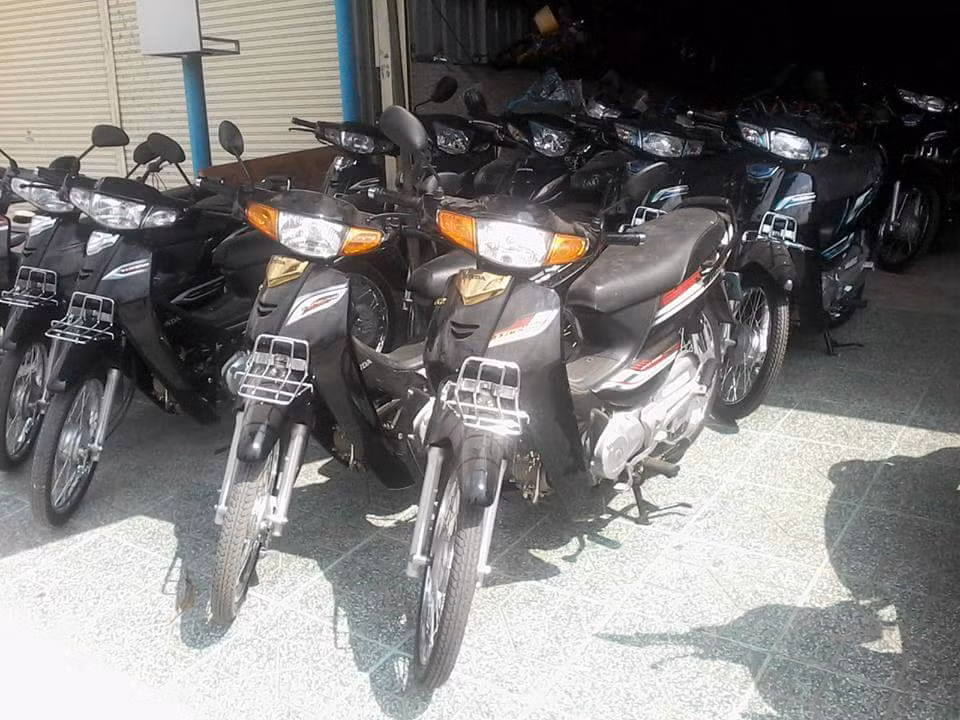 Trên đường phố Việt Nam, những chiếc Dream 125 thường được Nhà nước nhập về làm xe công vụ và mang biển xanh. Tại Campuchia - thị trường phổ biến nhất của mẫu xe này, một chiếc Dream 125 2016 có giá khoảng 1000 USD (tương đương 22,2 triệu đồng).