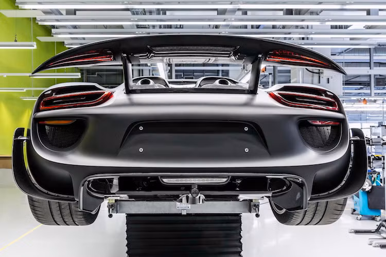 Toàn bộ gầm của 918 Spyder được bảo vệ bởi một tấm carbon lớn có giá 20.000 USD (445 triệu đồng). Cần lưu ý rằng giá bán của những phụ tùng nêu trên vẫn chưa tính thuế!