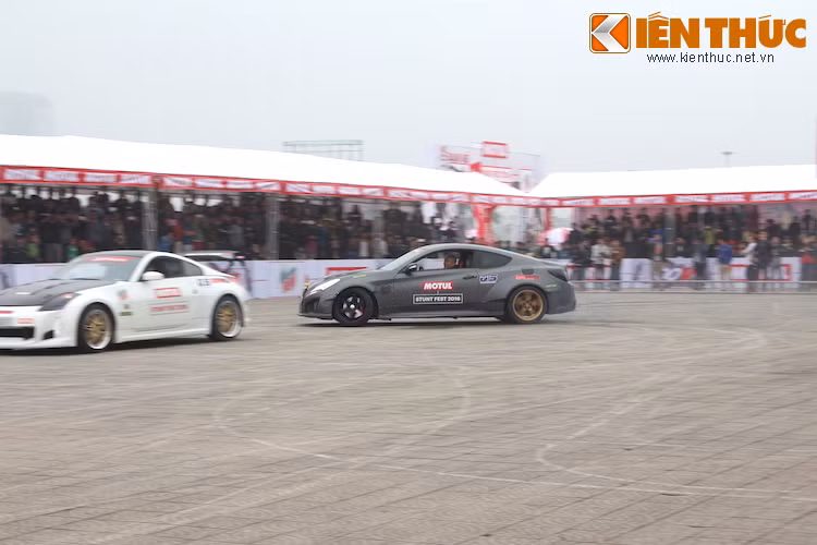 Chạy chiếc Hyundai Genesis 2.0l Turbo được độ widebody phong cách Rocket Bunny và động cơ mạnh hơn xe nguyên bản khoảng 100 mã lực, anh Sơn đã liên tục drift quanh chiếc 350Z của anh Hải theo phong cách trong bộ phim The Fast &amp; The Furious: Tokyo Drift.
