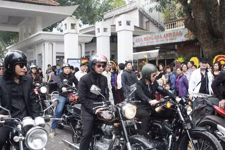 Sau khi chiếc xe đã khởi động được, đúng theo kế hoạch, MC Anh Tuấn là người trực tiếp cầm lái. Anh cũng là người đã đứng ra kêu gọi các biker tới tiễn đưa và chia buồn cùng gia khuyến Trần Lập.