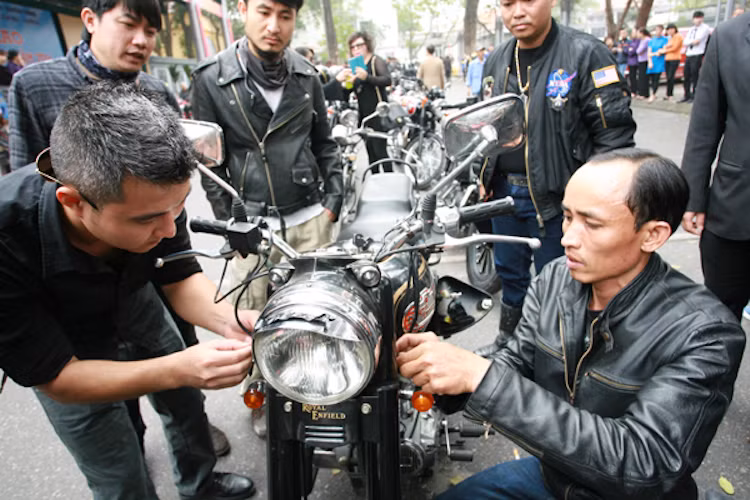 Sự cố này đã khiến chiếc Royal Enfield suýt nữa bị gửi lại ở nhà tang lễ. Tuy nhiên khi chỉ còn 15 phút nữa là đến giờ đưa tang, chiếc xe đã đột ngột khởi động được.